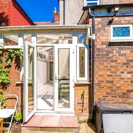 Large 4 Bedroom Home With Free Parking Near Mediacityuk Манчестър Екстериор снимка