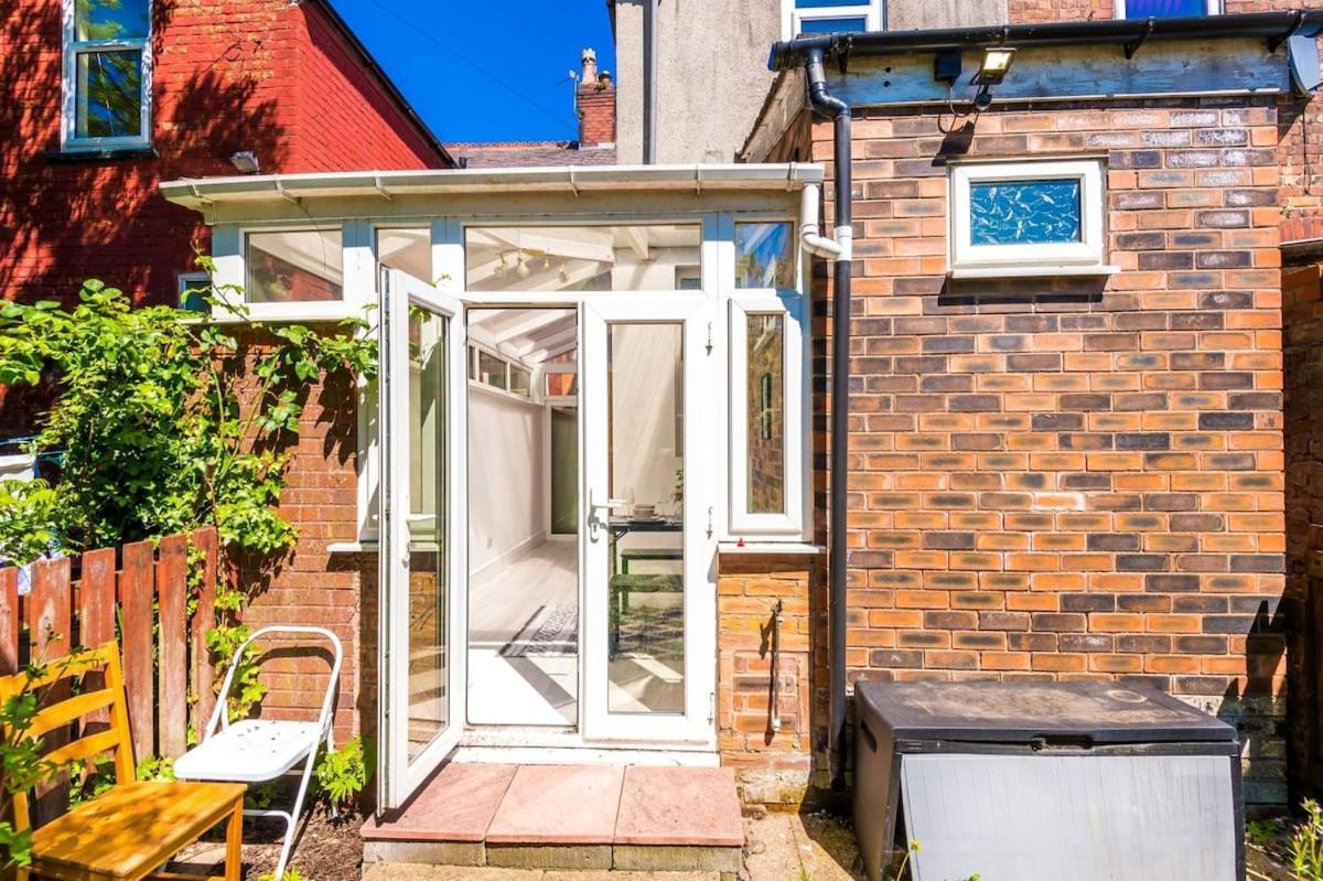 Large 4 Bedroom Home With Free Parking Near Mediacityuk Манчестър Екстериор снимка