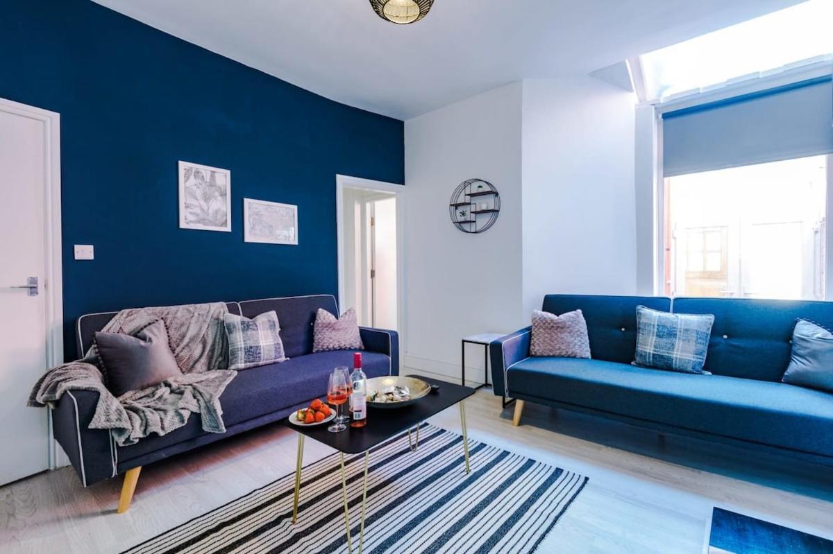 Large 4 Bedroom Home With Free Parking Near Mediacityuk Манчестър Екстериор снимка
