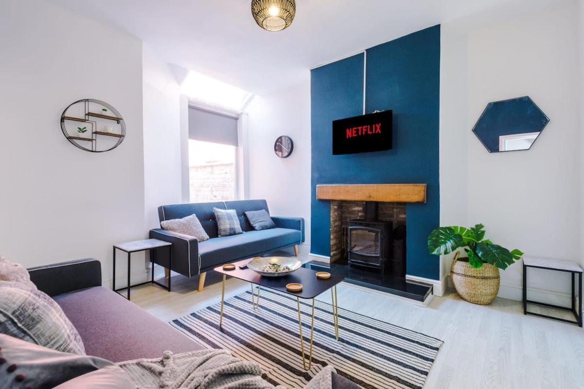 Large 4 Bedroom Home With Free Parking Near Mediacityuk Манчестър Екстериор снимка