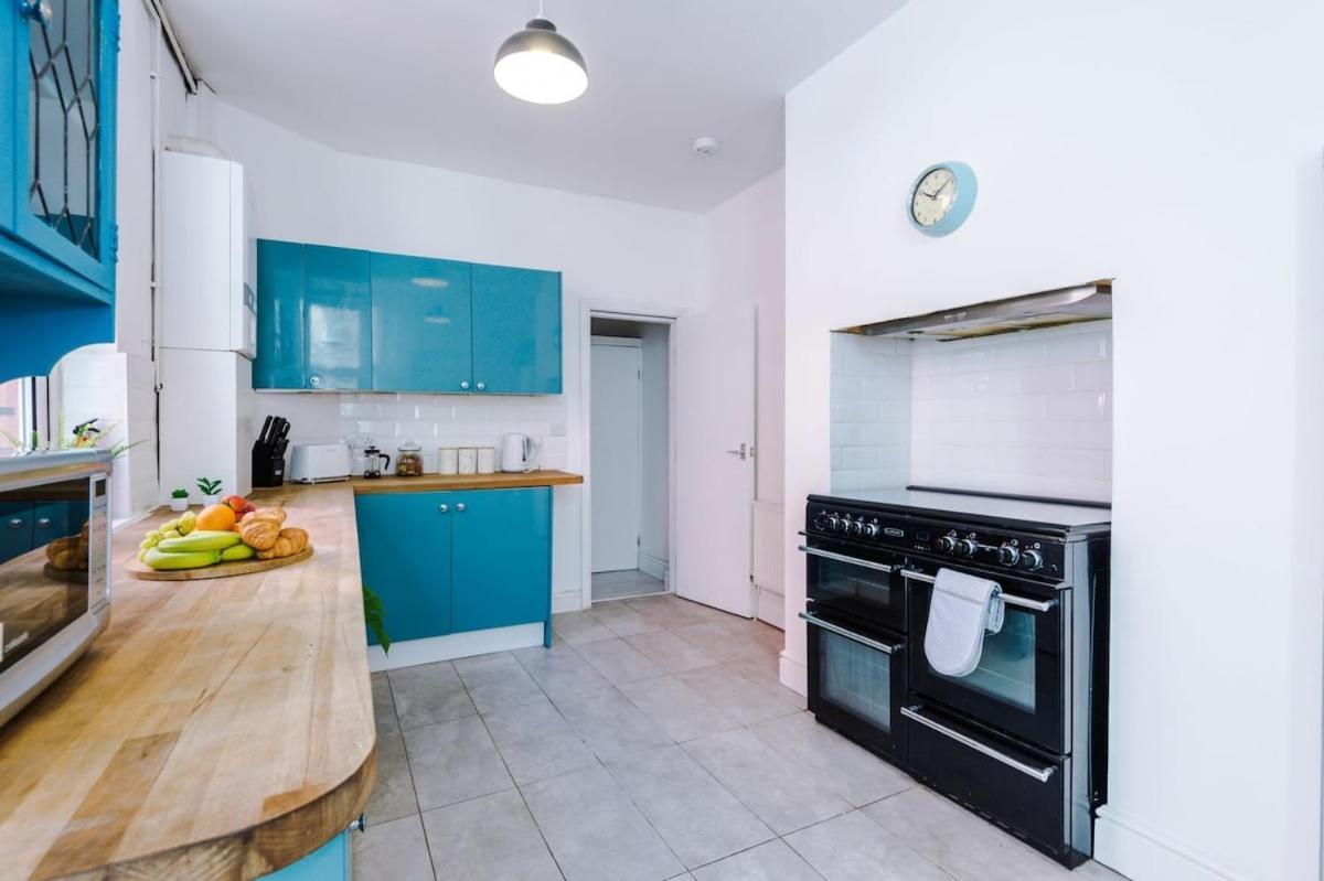Large 4 Bedroom Home With Free Parking Near Mediacityuk Манчестър Екстериор снимка