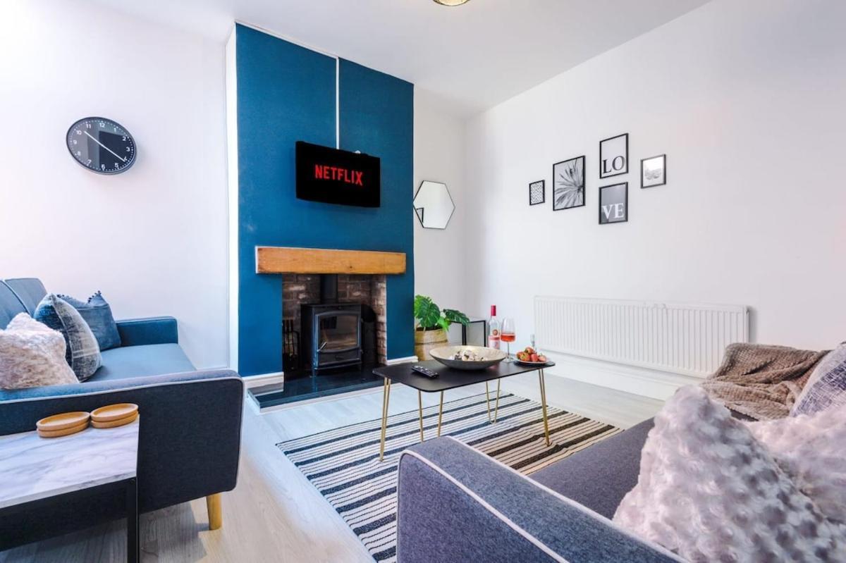 Large 4 Bedroom Home With Free Parking Near Mediacityuk Манчестър Екстериор снимка