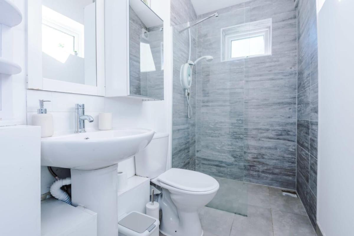 Large 4 Bedroom Home With Free Parking Near Mediacityuk Манчестър Екстериор снимка
