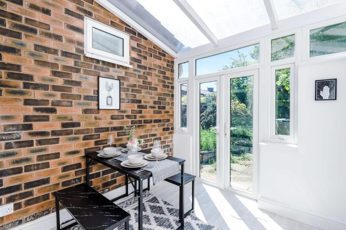 Large 4 Bedroom Home With Free Parking Near Mediacityuk Манчестър Екстериор снимка