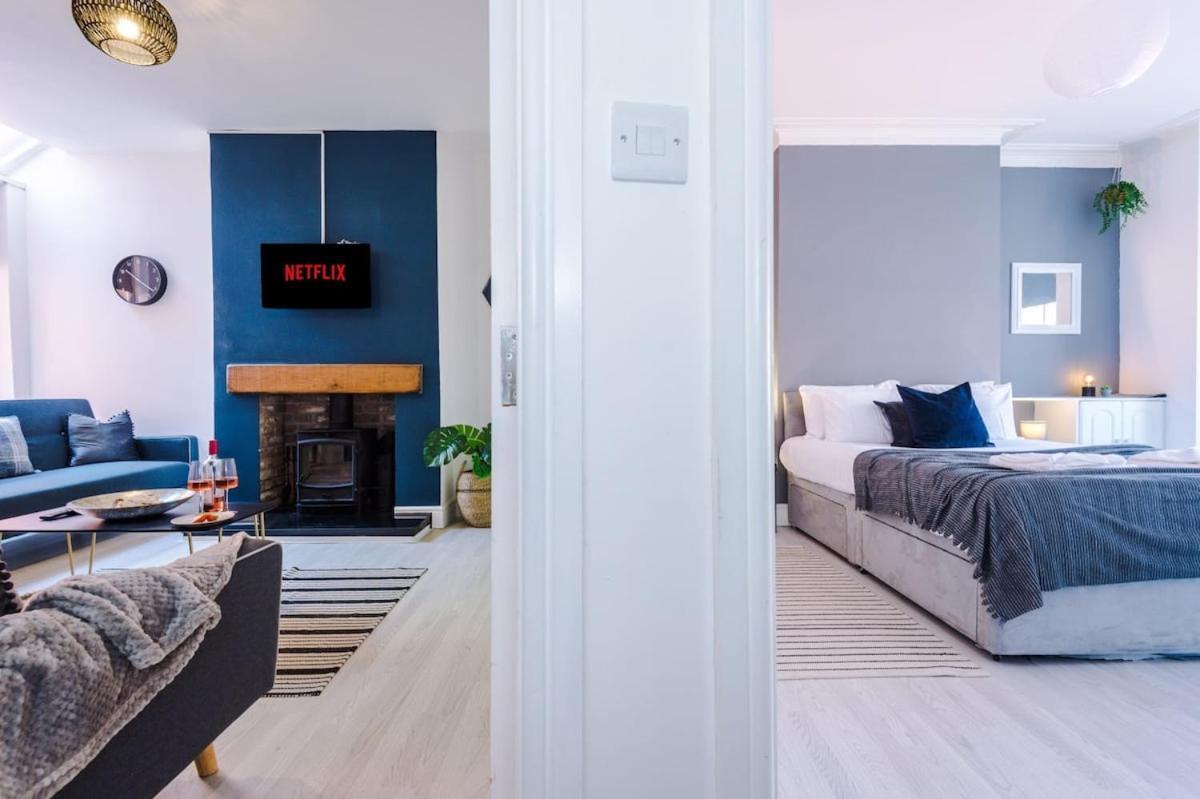 Large 4 Bedroom Home With Free Parking Near Mediacityuk Манчестър Екстериор снимка