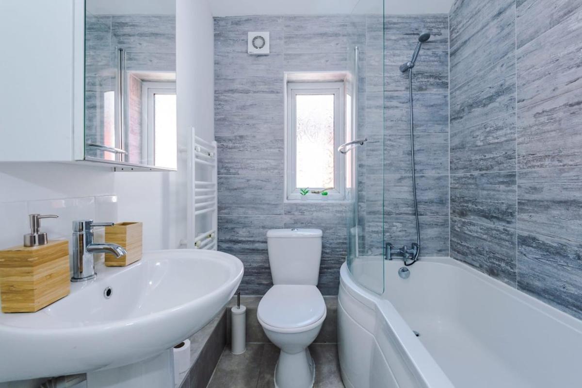 Large 4 Bedroom Home With Free Parking Near Mediacityuk Манчестър Екстериор снимка
